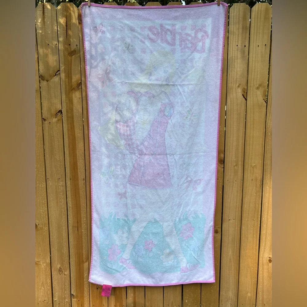 VINTAGE BARBIE BEACH TOWEL.